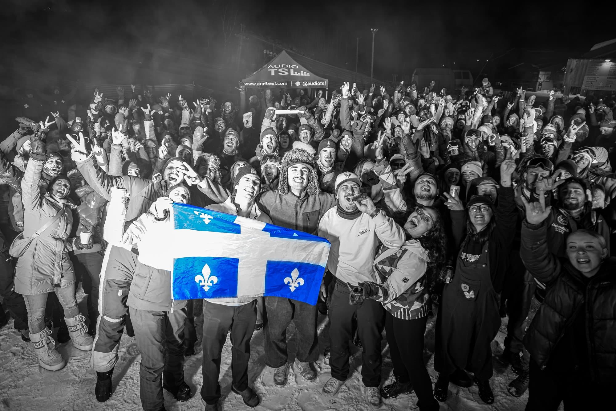 Foule en noir et blanc, drapeau du Québec colorisé en bleu